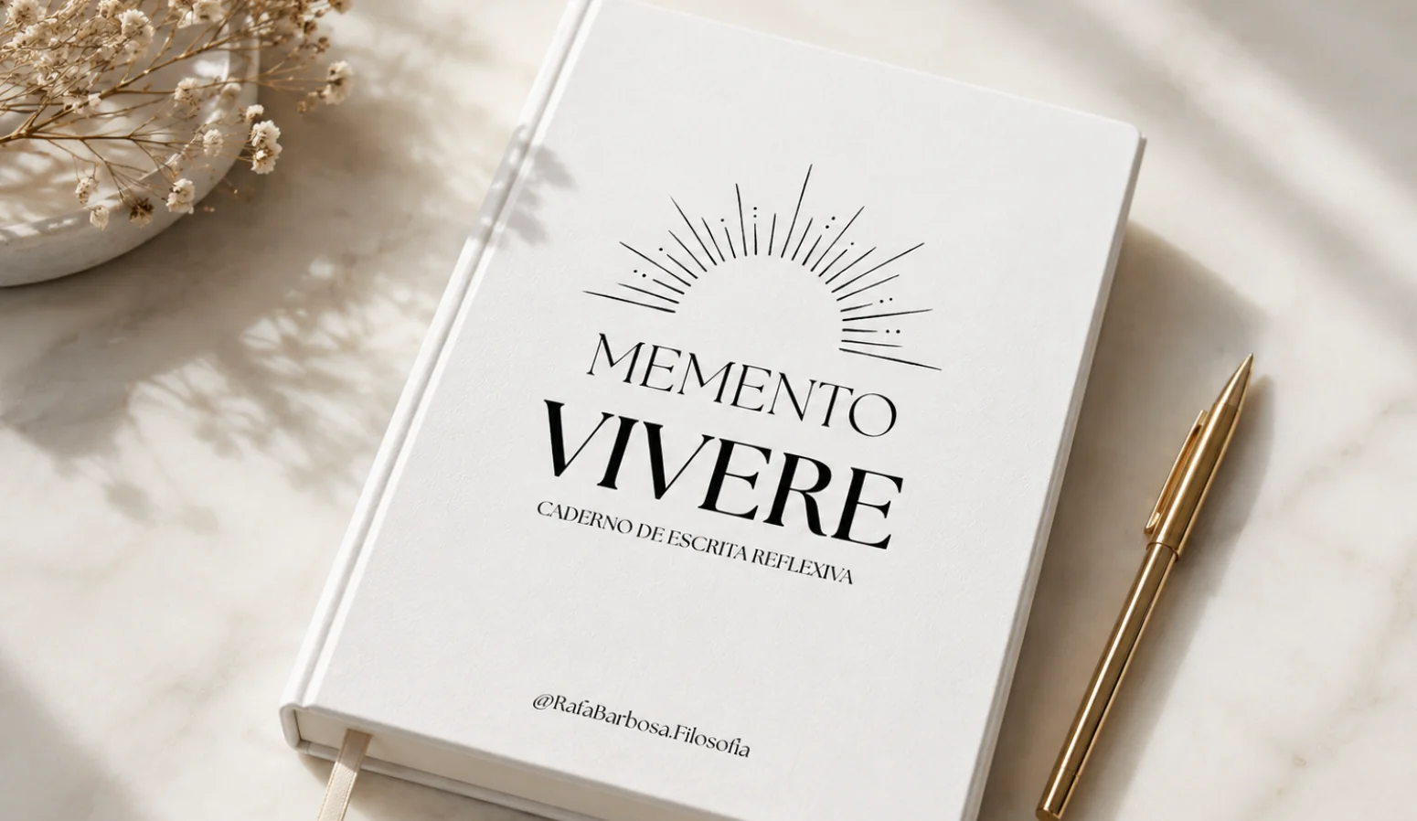 Caderno Memento Vivere sobre uma mesa